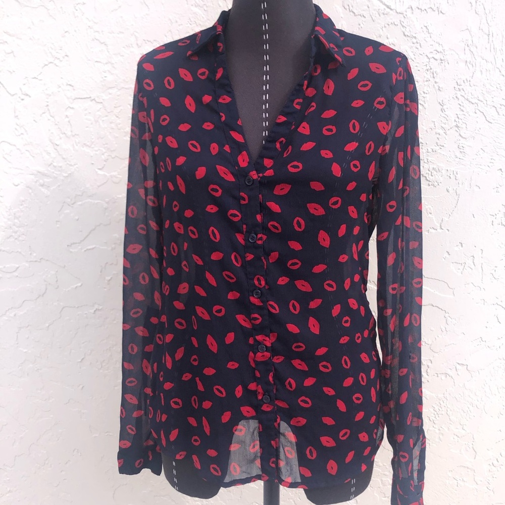 The Limited blouse lips print button down shirt women’s size XS Valentine’s Day